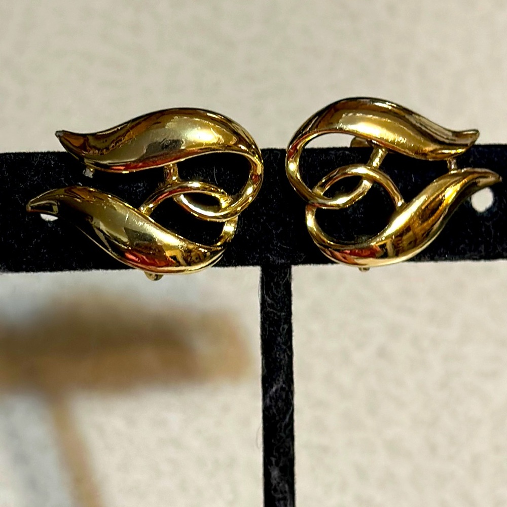 Vintage Coro gold tone clip on earrings (496)